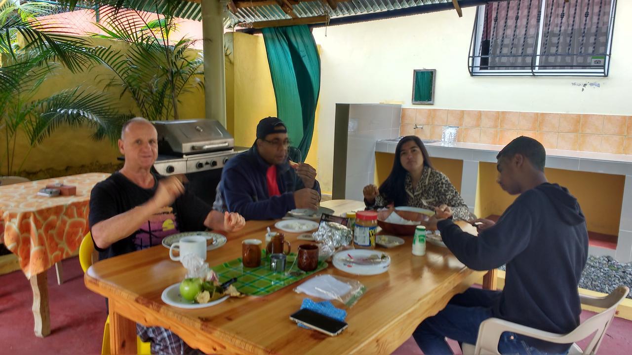 Conrado'S Guesthouse B&B Las Avispas Luaran gambar
